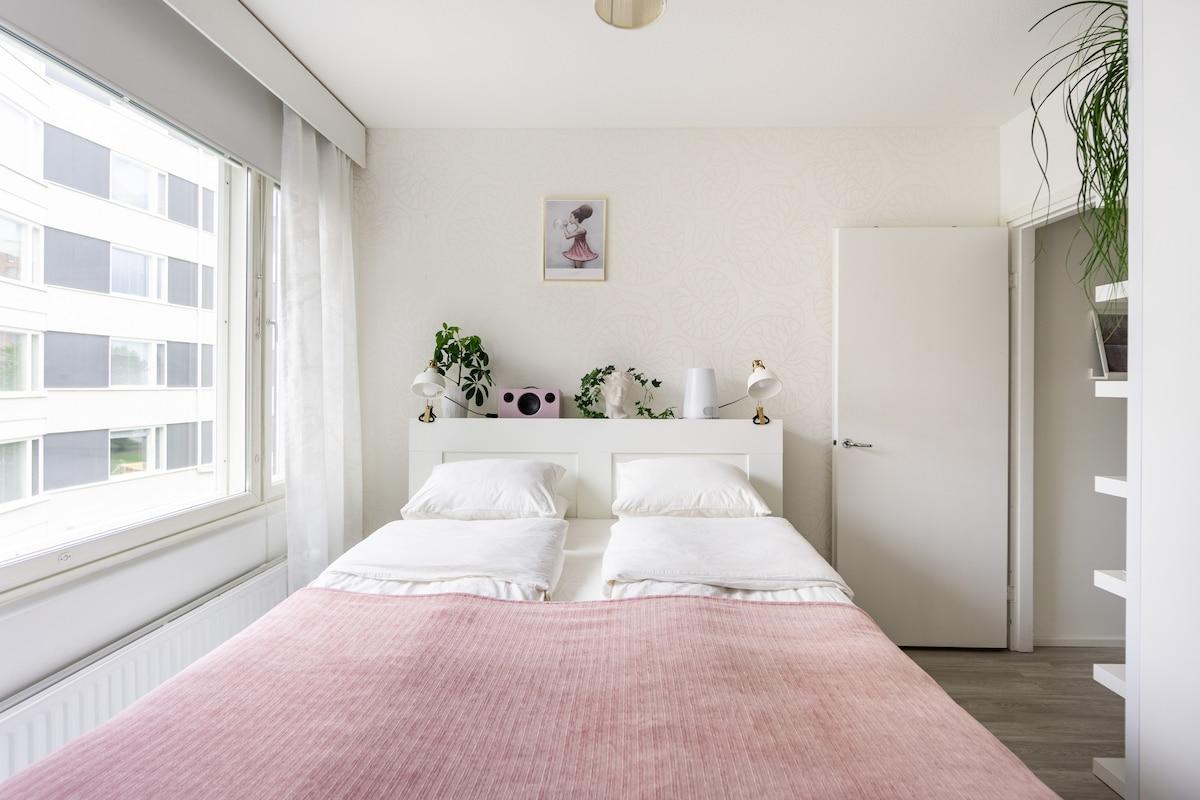 Bright City-Centre Home with Lake View and Parking3