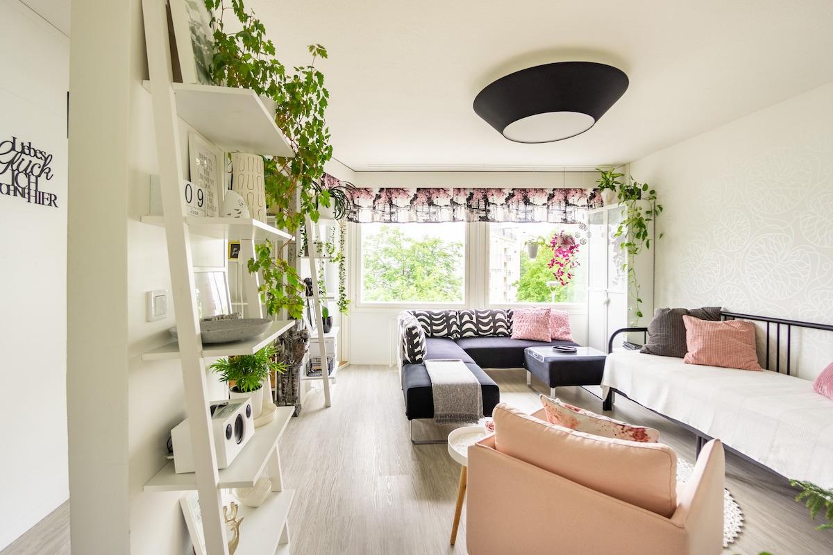 Bright City-Centre Home with Lake View and Parking4
