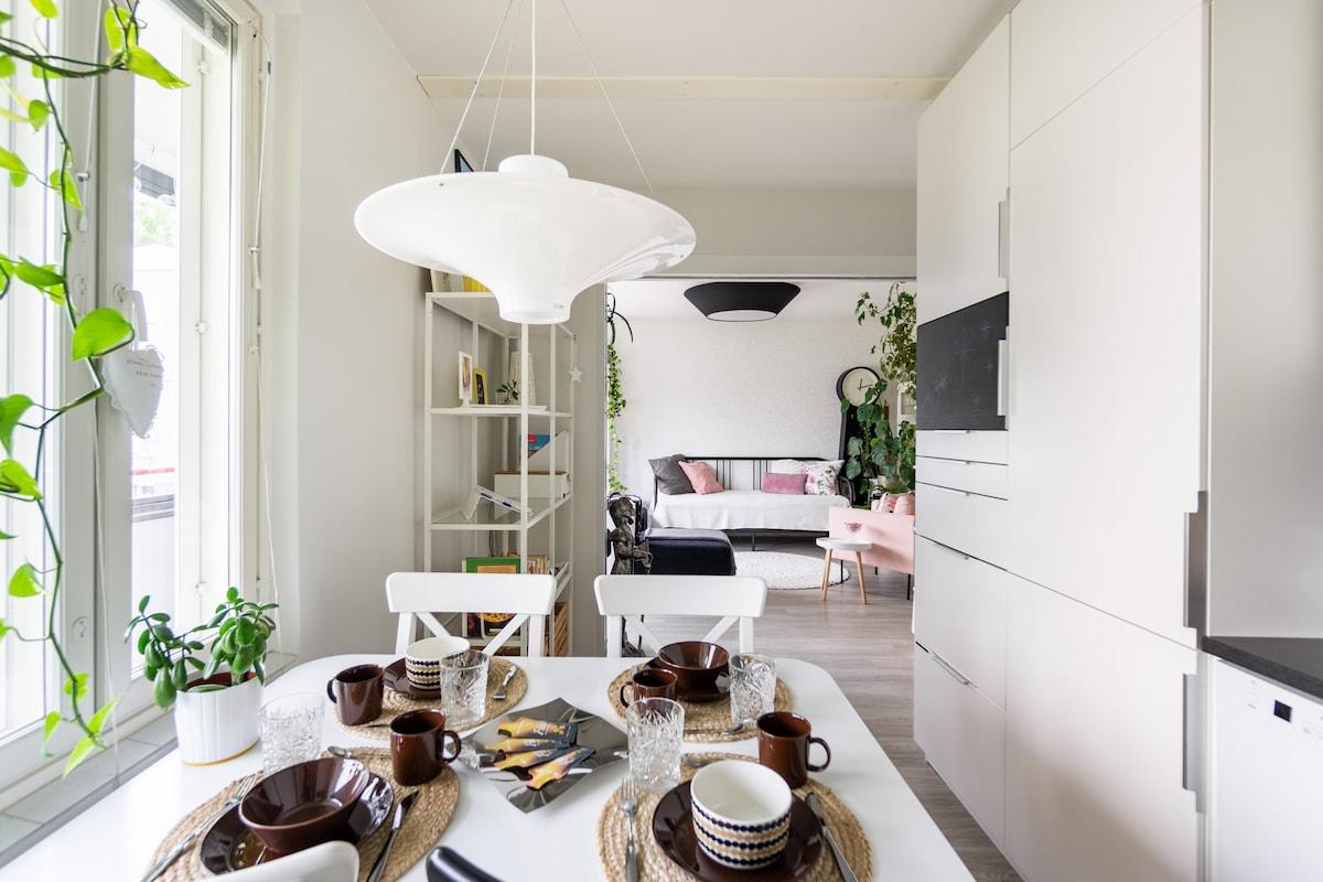 Bright City-Centre Home with Lake View and Parking6